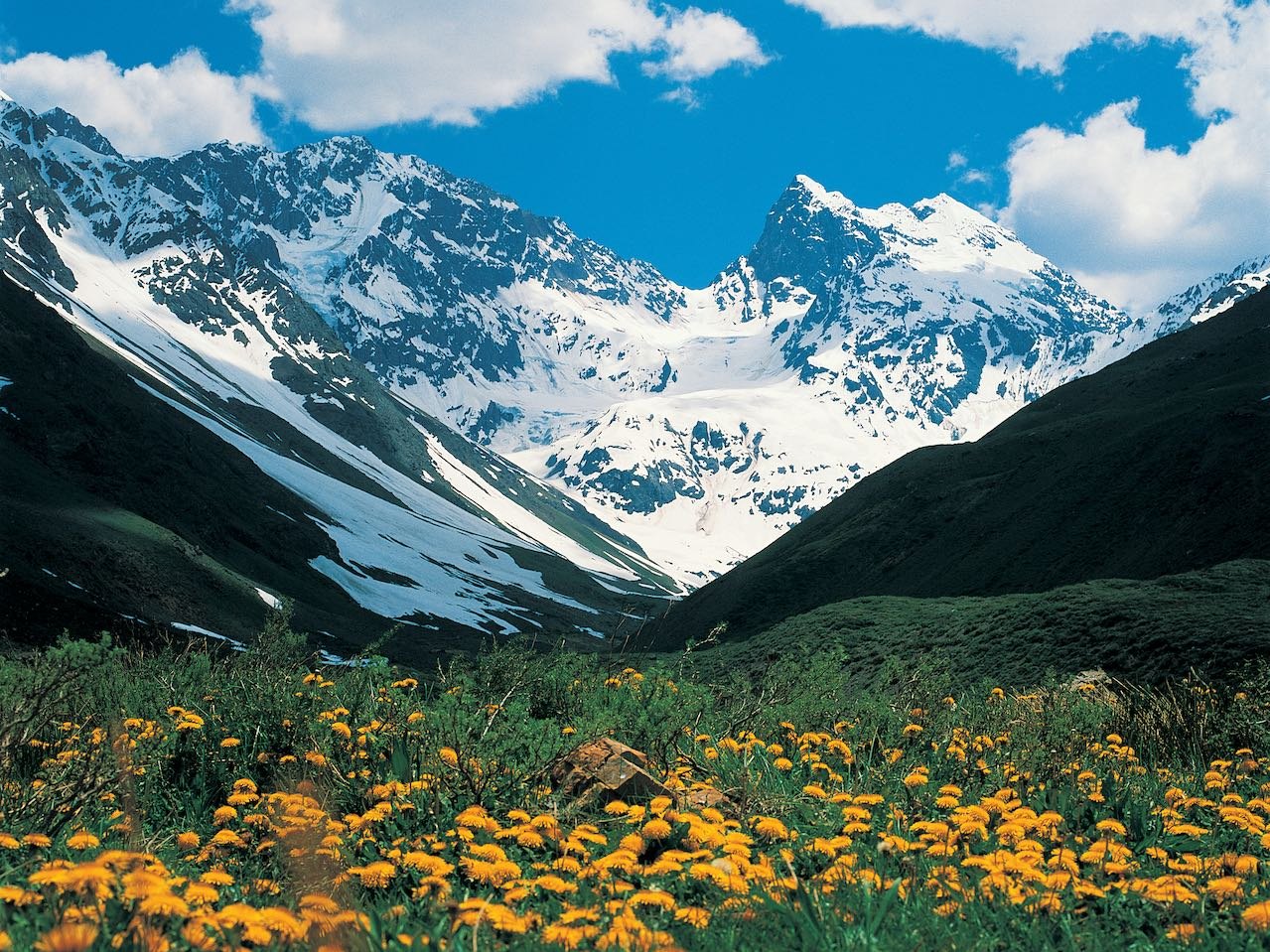 Snow-capped peaks near El Morado in Cajón del Maipo